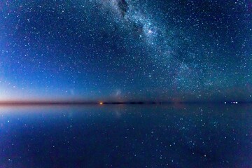 宇宙のようなウユニ塩湖の星空