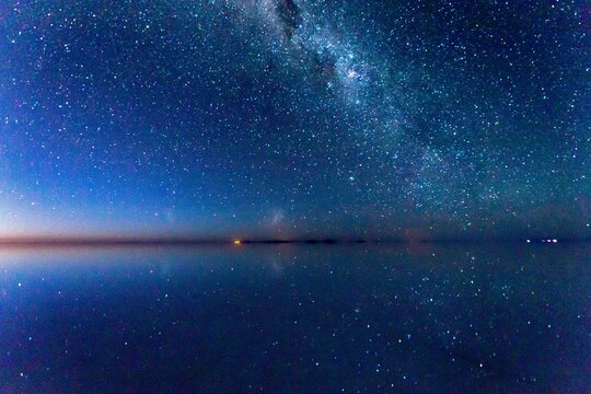 宇宙のようなウユニ塩湖の星空