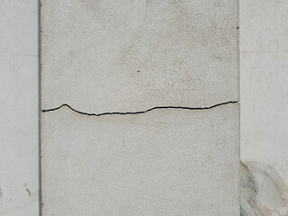 Longitudinal cracks on cement walls or textured
