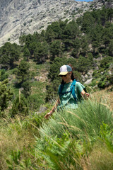 Fototapeta premium Foto de una chica caminando por Guisando, sierra de Gredos, Ávila, Castilla y León, España