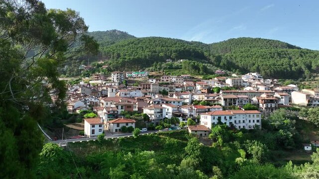 Plano de dron en Guisando, sierra de Gredos, &Aacute;vila, Castilla y Le&oacute;n, Espa&ntilde;a