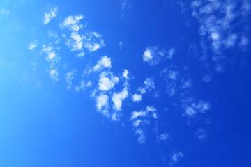 澄んだ青空に散らばる小さなかわいい雲