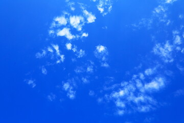 澄んだ青空に散らばる小さなかわいい雲