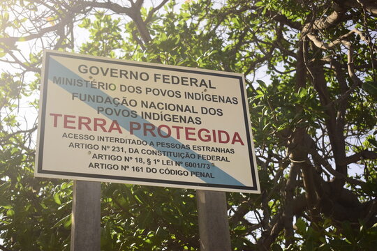Placa do Governo Federal Brasileiro de demarca&ccedil;&atilde;o de terra  ind&iacute;gena dos povos origin&aacute;rios do Brasil