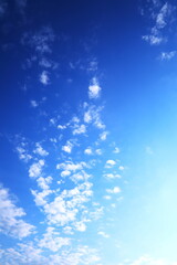 澄んだ青空に散らばる小さなかわいい雲