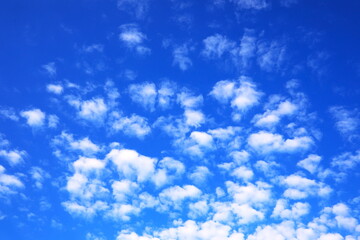 青空とふわふわした白い雲