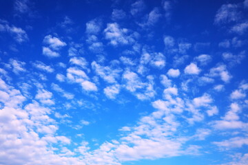 青空とふわふわした白い雲