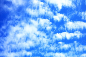 青空と流れるような白い雲