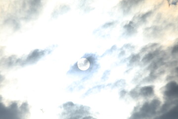 雲を透かして見える太陽