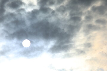 雲を透かして見える太陽