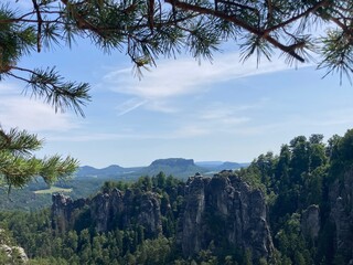 Blick über die Bastei zum Lilienstein in der sächsischen Schweiz im Elbsandsteingebirge