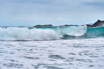 Powerful ocean wave breaking