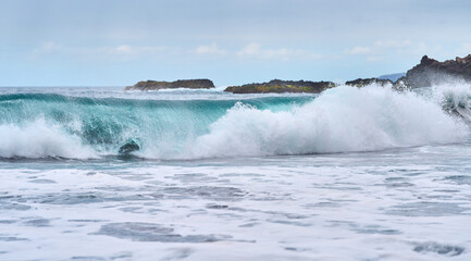 Powerful ocean wave breaking