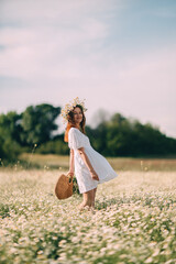 Daisy Flowers Girl Summer: Woman smiling, posing with flower crown in daisy field, enjoying sunshine.
