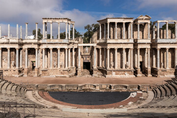 Obraz premium Roman theatre of mérida showing stage and seating area on sunny day