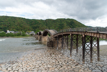 歴史的な木造のアーチ橋の錦帯橋