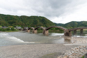 歴史的な木造のアーチ橋の錦帯橋