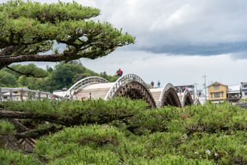 歴史的な木造のアーチ橋の錦帯橋