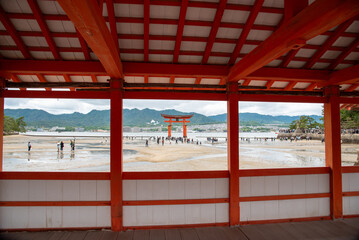 世界遺産の厳島神社の大鳥居