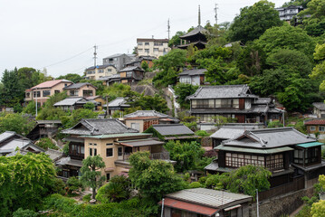 山沿いの尾道の街並み