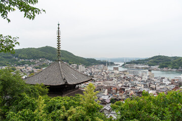 尾道の天寧寺三重塔と海を挟んだ向島の街並み