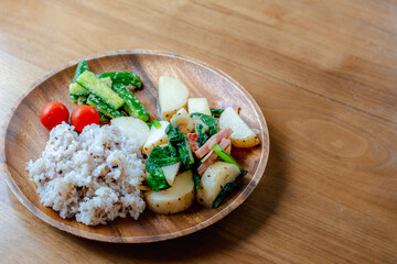 Healthy Japanese Breakfast with Mixed Grain Rice and Vegetables / 健康的な朝の和食プレート
