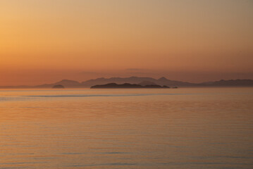 夕暮れのグラデーションに重なる島々