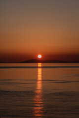 島に落ちる夕日と海に反射する太陽の光