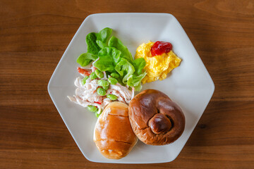 Western-style Breakfast with Bread and Scrambled Eggs / パンと卵の洋風朝食プレート
