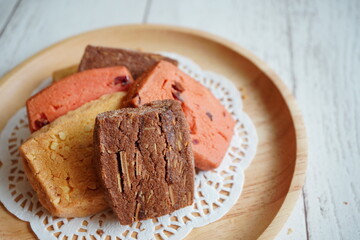 ケーキ屋さんで売っている美味しいクッキーの盛り合わせ。ココア、ストロベリー、メープル味。