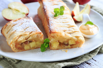 Apfelstrudel aus Blätterteig