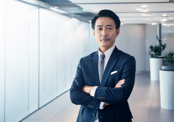 腕組みをする男性