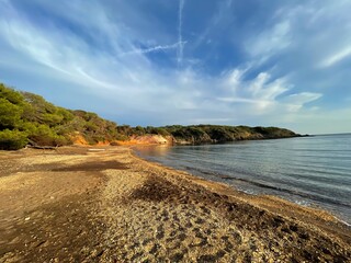 Plage de sable ocre sur l'Ile de Porquerolles, France du Sud