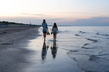 Italy, Emilia Romagna, Cesenatico, family on the beach