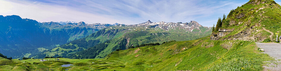 Fototapeta premium Blick vom Maschgenkamm auf den Gebirgszug mit Spitzmeilen und Magerrain im Weltnaturerbe Sardona