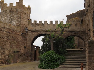 dos grandes arcos de medio punto  adosados a la fachada del castillo de Arany&oacute; y a la torre de la muralla que proteg&iacute;an el acceso a la villa, provincia de L&eacute;rida, Catalu&ntilde;a, Espa&ntilde;a, Europa