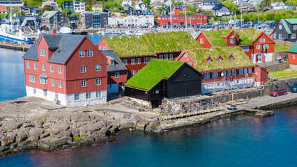 Obraz premium Captivating coastal village with traditional grass-roofed houses in the Faroe Islands