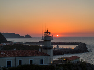 Faro de Cudillero al atardecer en Asturias, España