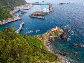 Faro de Cudillero al atardecer en Asturias, España