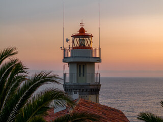 Faro de Cudillero al atardecer en Asturias, España