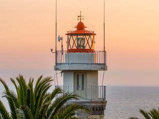 Faro de Cudillero al atardecer en Asturias, España