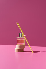 Difusor de aroma con olor a limón, ambientador para decoración de interiores sobre fondo rosa 	