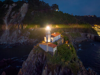 Faro y pueblo de Cudillero en Asturias de noche