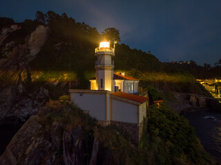 Faro y pueblo de Cudillero en Asturias de noche