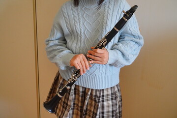 クラリネットを抱える少女、音楽への情熱