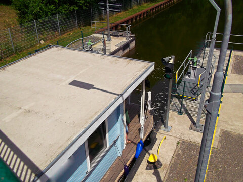 Hausboot bei der Schleusung am Oberlauf 