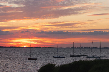 Jollen am Schaproder Bodden bei Sonnenuntergang.
