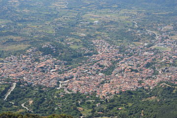 Trekking a Punta Corrasi nel Supramonte di Oliena, il paese di Oliena