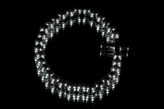 Pulseira de hematita com cruz. 