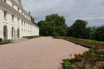 Obraz premium Château de la Verrerie au Creusot (arrière : côté jardin avec rosiers)